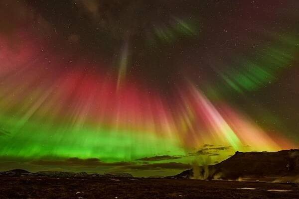 bezplatná Úchvatný pohled na Aurora Borealis na noční obloze nad Reykjahlíð, Island. Základová fotografie