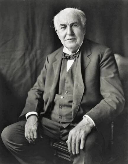Významný vynálezce Thomas Alva Edison vsadil na stejnosměrný proud a vedl proti Teslovi válku proudů. Prohrál.