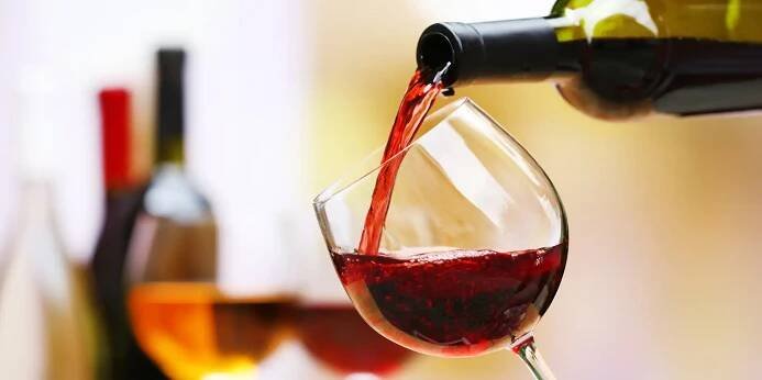 Sva��k, hork� n�poj nebo sklenka v�na i chl�b se �kvarky