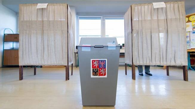 Volby do Senátu - volební místnost - 5 - GALERIE: Krajské a senátní volby 2016 (13/21)