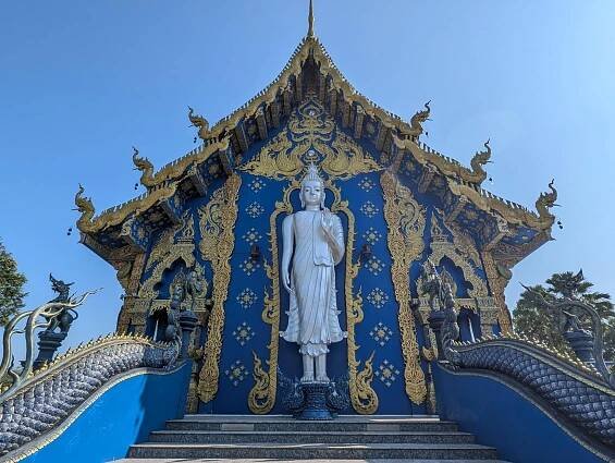Bezplatný obrázek: Modrý a zlatý buddhistický chrám se sochou Buddhy, Wat Rong Suea Ten nebo Modrý chrám, Chiang Rai v severním Thajsku