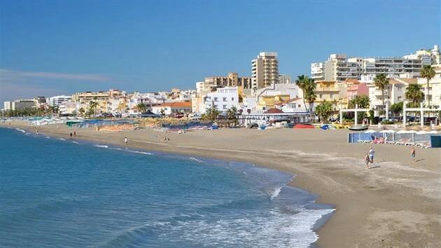 Španělská klasika: pláž Carihuela v letovisku Torremolinos na Costa del Sol