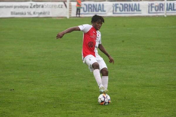 Fotbalisté Kroměříže (červenobílé dresy) ve středeční dohrávce 3. kola MSFL přivítali Karvinou B.