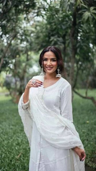 Jasmine Bhasin is a dreamlike vision in stunning white salwar suit