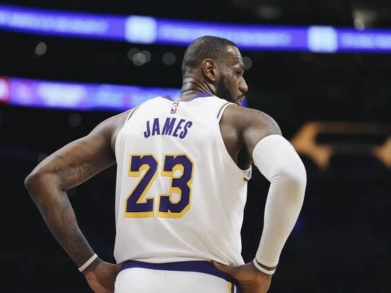 LeBron James: O ikona basketbalu hrajícím se synem