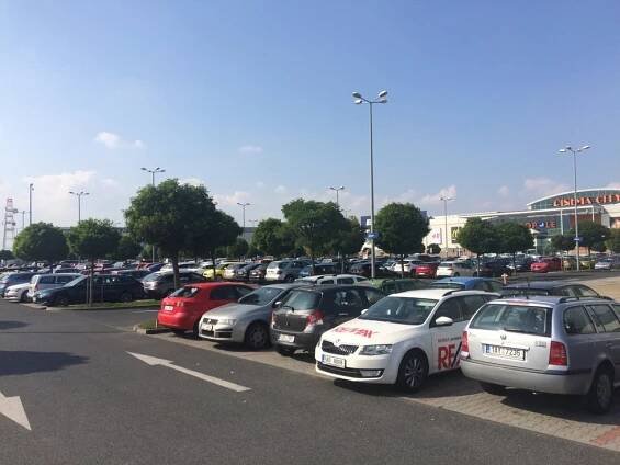 Zaparkovat na Vánoce v Praze při cestě za rodinou bude boj. Modré zóny nepoleví
