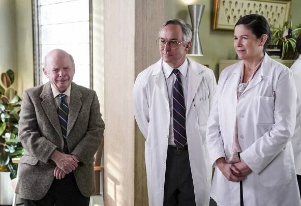 Malý Sheldon - Vědecká studie a československé svatební cukroví - Z filmu - Wallace Shawn, Wallace Langham, Amy Farrington