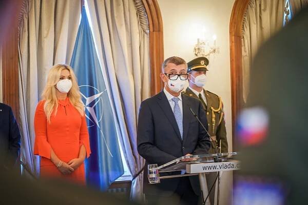 Rodinná pouta v kampani: Fiala s Bartošem zapojili manželky, Jurečka vzal syny k Bečvě a Hamáček se chlubí...