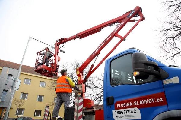 Pronájem plošiny Slavkov u Brna - výškové práce, elektroinstalace