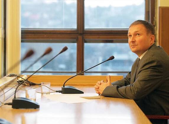 Zastupitelé odhlasovali ranní schůze. Vyhýbáte se lidem, tvrdí opozice