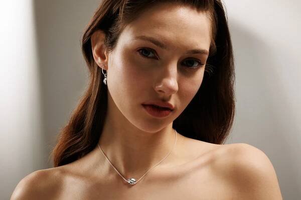 Rosa Tudor Zircon Necklace - stříbrný náhrdelník se zirkonem