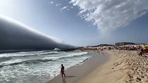 VIDEO: Portugalce vyděsil hrůzný úkaz na obloze. Vzácný mrak se valil jako tsunami