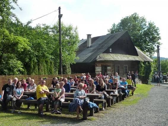Kácení máje a výstava ZUŠ Karolinka - Oficiální stránka obce Velké Karlovice
