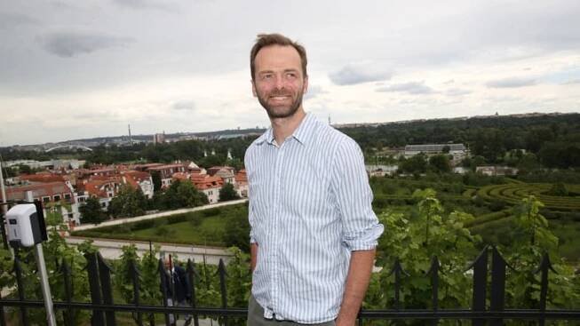 Lukáš Langmajer ukázal netradiční bydlení. Z venku dům vypadá chudě, interiér ale překvapí
