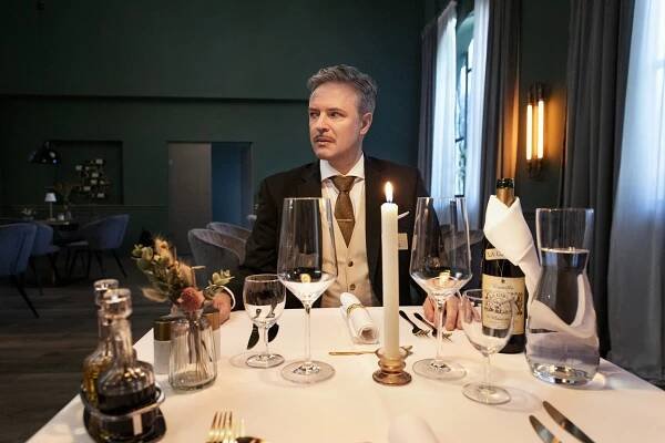 Hotel Mondial - Vaterfreuden (S01E08) (2023)