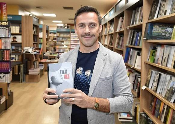 Svůdník z prvorepublikového filmu? Roman Vojtek si nechal narůst knírek a překvapivě mu sluší