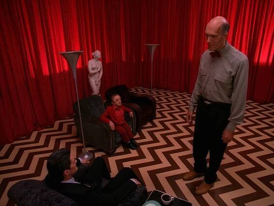 Kyle MacLachlan, Michael J. Anderson, and Carel Struycken in Městečko Twin Peaks (1990)