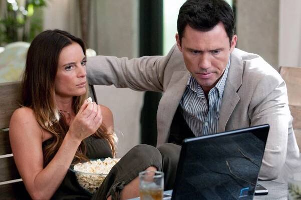 Status: Nežádoucí - Nepřátelé poblíž - Z filmu - Gabrielle Anwar, Jeffrey Donovan