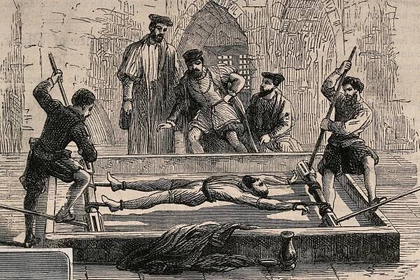Klouby praskaly, svaly se trhaly. Ďábelské mučení na žebříku má v historii pevné místo