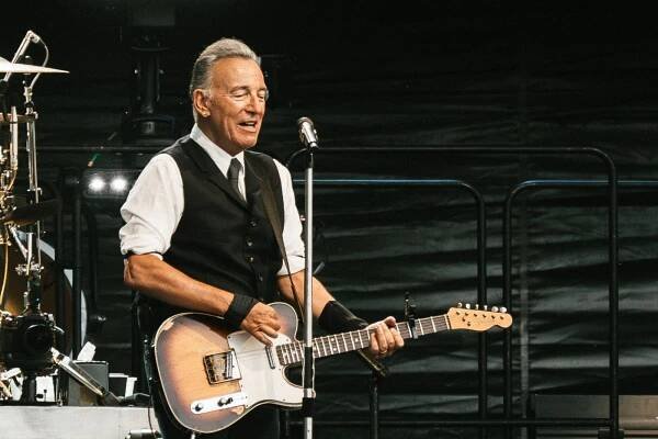 LIVE: Bruce Springsteen mluvil v Praze česky. Předvedl brilantní show plnou energie, kritizoval politiku USA  