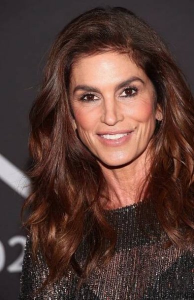Cindy Crawford chtěla potěšit fanoušky fotkami ze sauny a svými ‚dětskými vlásky‘. Dočkala se ale pořádné sody a snímky smazala