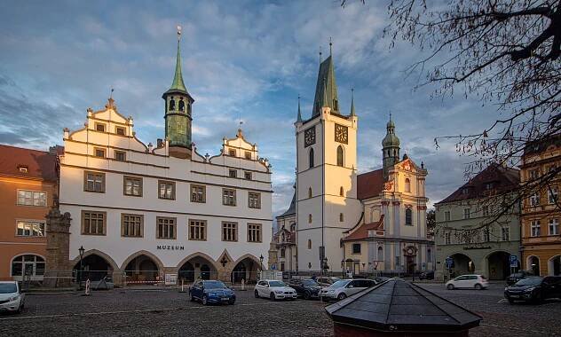Soubor:Litoměřice náměstí s radnicí a kostelem 2.jpg