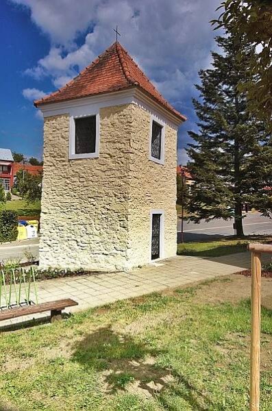 Soubor:Zvonice na návs, Nová Lhota, okres Hodonín.jpg – Wikipedie