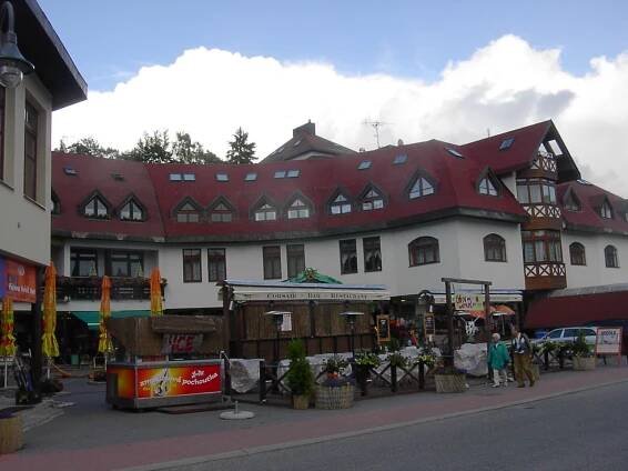 Soubor:Harrachov novavystavba.jpg – Wikipedie