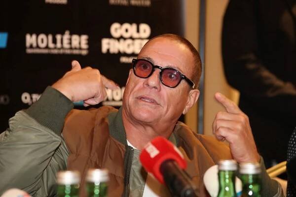 Jean-Claude Van Damme (63) v Praze: Úsměvy, podpisy a nadšení z obrazu!
