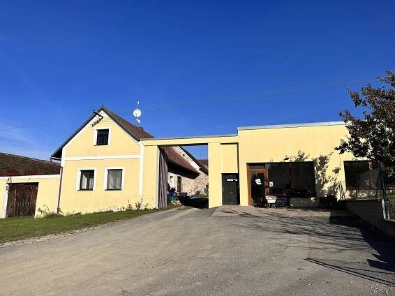 Z farmy se kvůli uzavírce silnice stala nedobytná pevnost. Úroda hnije na poli