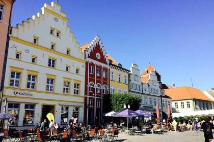 Rund um den Greifswalder Marktplatz stehen zahlreiche schöne Giebelhäuser