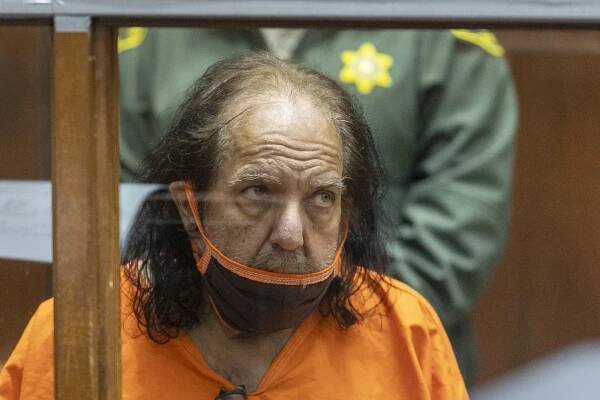 Pornoherec Ron Jeremy nepôjde pred súd za znásilnenia, trpí ťažkou demenciou
