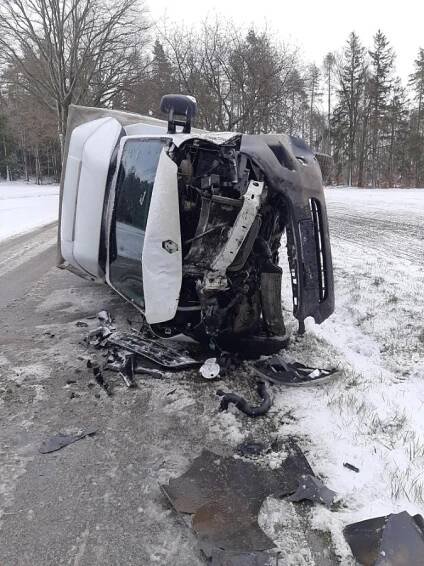 Dopolední nehoda u Lhotky, řidič se zranil po nárazu do stromu. Přizpůsobte jízdu počasí, radí policie