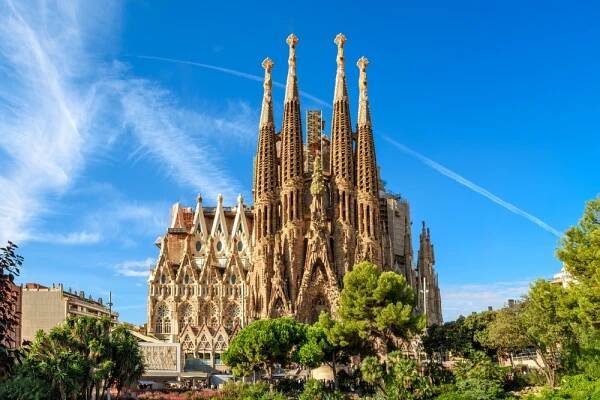 Po 145 letech se Sagrada Família, mistrovské dílo Antoniho Gaudího, konečně dočká svého dokončení. Termín dostavby je velmi symbolický