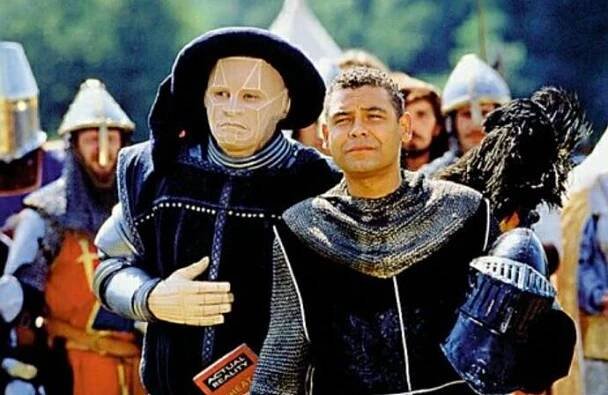 FOTO: Robert Llewellyn jako Kryton a Craig Charles jako Dave Lister v seriálu Červený trpaslík. – stránka 8