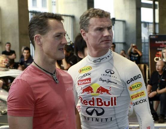 Michael Schumacher (vľavo) a David Coulthard v...