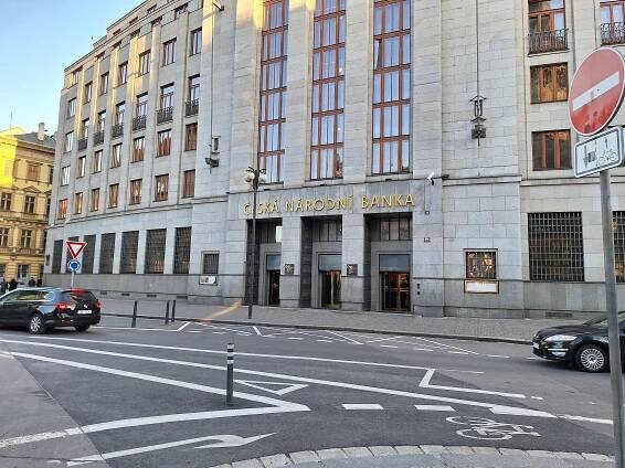 Okamžitých plateb rychle přibývá, jejich podíl překonal 40 procent