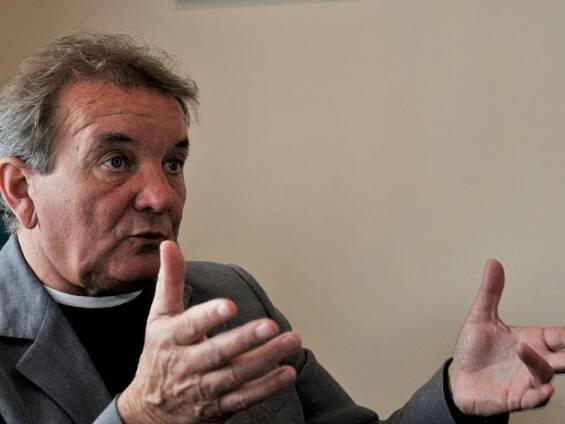 Dušan Uhrin starší. Jako trenér vedl řadu českých fotbalových týmů a byl také reprezentačním trenérem České republiky. Jeho největším úspěchem s reprezentací je druhé místo na Euru 96. 