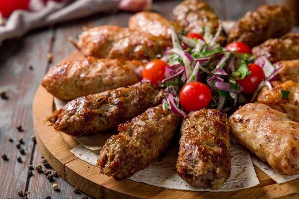 Čevabčiči na plechu: Recept rychle a jednoducho - Futuriko.cz