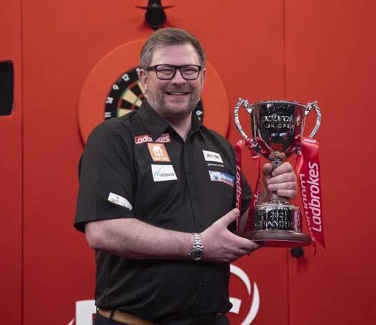 James Wade s trofejí pro vítěze