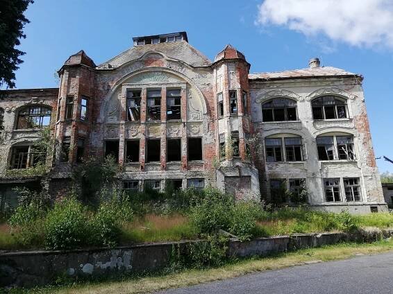 Zchátralá továrna na lustry se má proměnit v kulturní centrum Kamenického Šenova