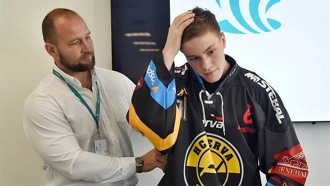 Smlouvu s Litvínovem právě podepsal talent Jan Myšák. V prvním týmu ho vítá Jiří Šlégr.