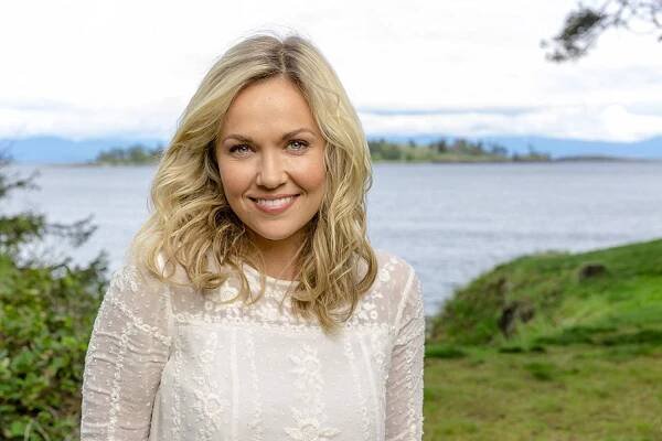 Domov na pobřeží - Fotky a vzpomínky - Promo - Emilie Ullerup