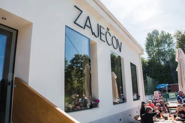 Ušatý Lidový dům Zaječov získal cenu veřejnosti v rámci soutěže Stavba roku