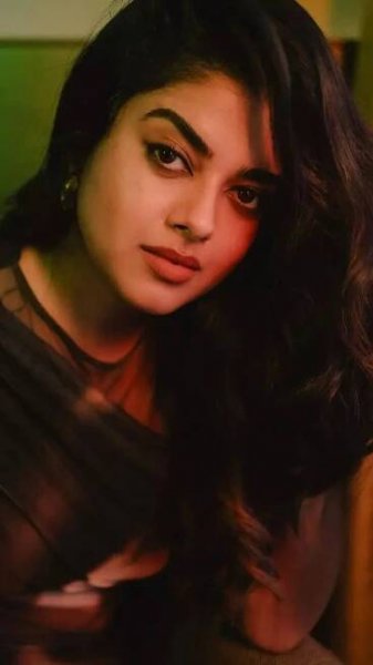 'Dimple Queen' Siddhi Idnani spreads charm in THESE clicks