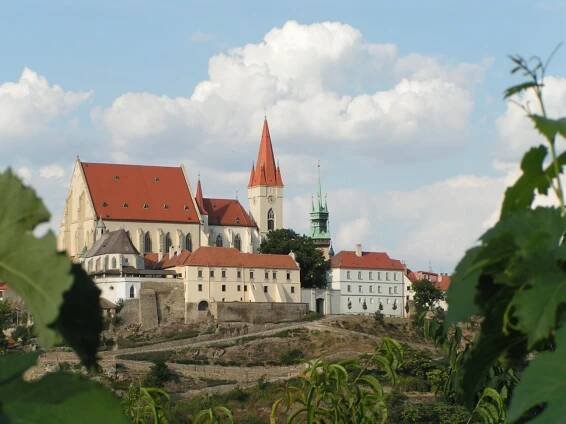 Znojmo a Kostel sv. Mikuláše zvenku