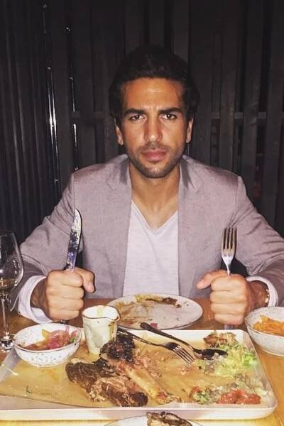 Elyas M'Barek lässt es sich in Berlin im Restaurant 