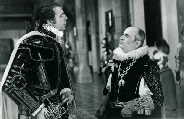 Louis de Funès and Yves Montand in Posetilost mocných (1971)