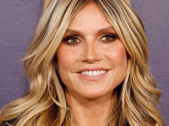 Heidi Klum trägt extreme “Rainbow Nails” auf Händen und (!) Füßen – und liefert damit den überraschendsten Nageltrend des Sommers.