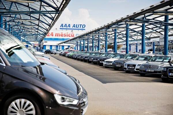 AAA AUTO snižuje před vánoci ceny aut až o 270 000 korun